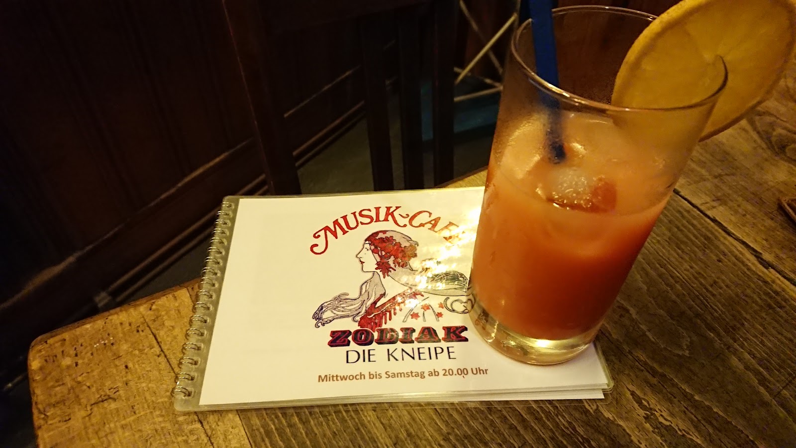 Eigene Speisekarte neben einem Cocktail