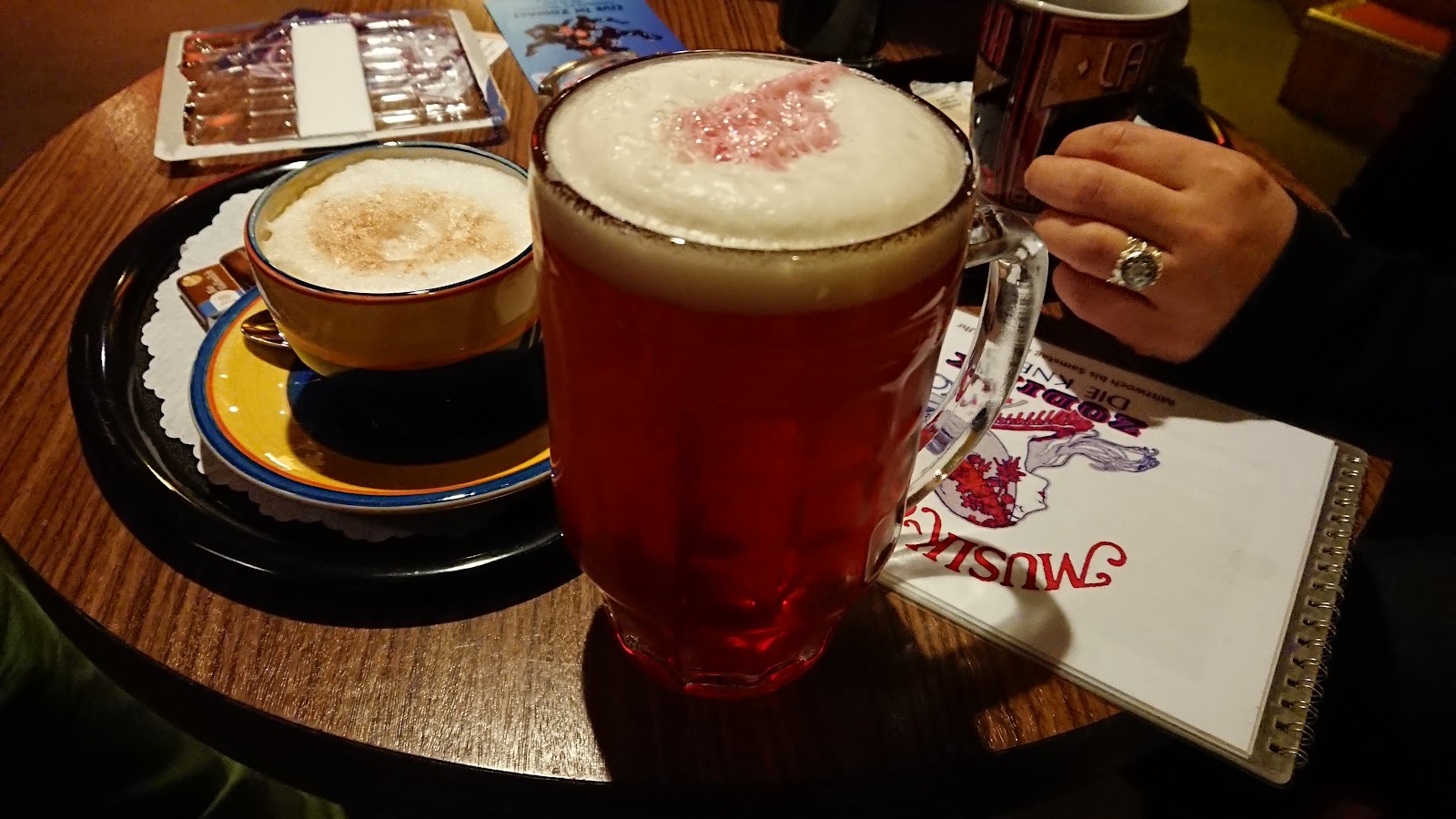 Bier und Cappuccino auf der Zodiak-Speisekarte